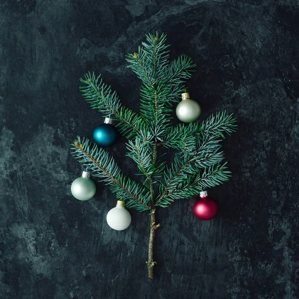 Weihnachtsbaum Aus Tannenzweigen Mit Bunten Kugeln Auf Marmortisch Hintergrund Zum — Stockfoto