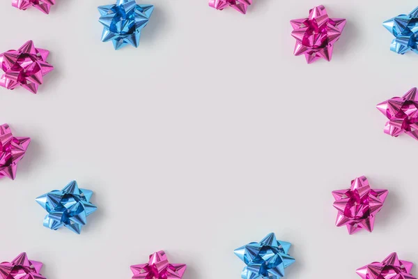 Fondo Composición Mínima Arcos Regalo Navidad Decorativos Plástico Rosa Azul —  Fotos de Stock