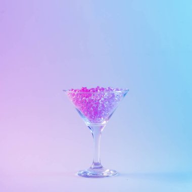 Martini cam canlı kalın degrade holografik renkler pembe glitter ile. Parti içki konsept Sanat, en az yeni yıl Sürrealizm.