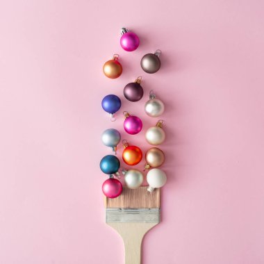 boya fırçası ile Noel baubles pastel pembe tablo. En az yeni yıl arka plan dekorasyon konsepti 