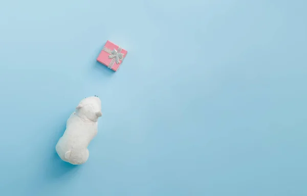 Brinquedo Urso Polar Com Caixa Presente Natal Fundo Azul Pastel — Fotografia de Stock