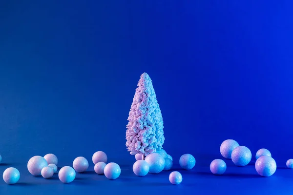 Snöiga Julgran Med Grannlåt Pulserande Djärva Lutning Holografiska Färger Begreppet — Stockfoto