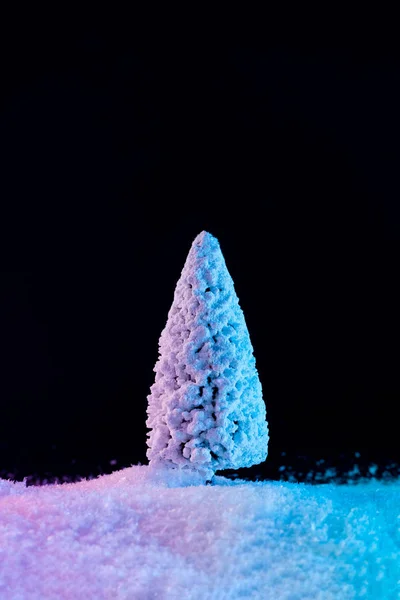 Árbol Navidad Nevado Colores Holográficos Gradiente Audaz Vibrante Sobre Fondo —  Fotos de Stock