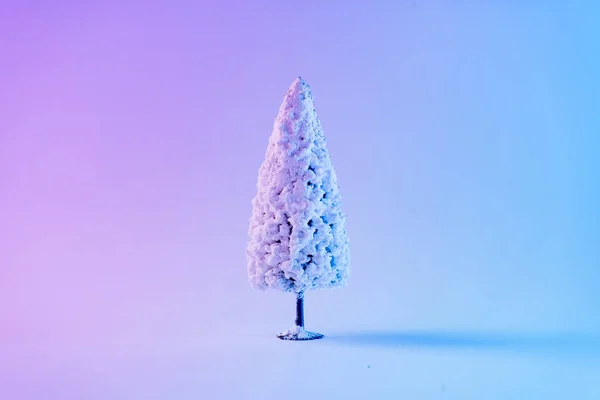 Besneeuwde Kerstboom Levendige Vet Holografische Verloopkleuren Concept Art Minimale Nieuwjaar — Stockfoto