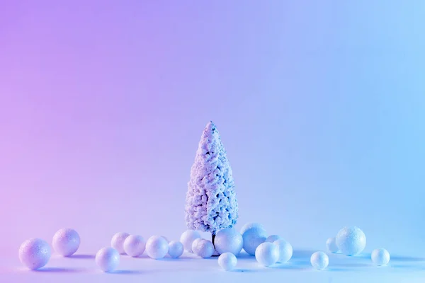 Besneeuwde Kerstboom Met Kerstballen Levendige Vet Holografische Verloopkleuren Concept Art — Stockfoto