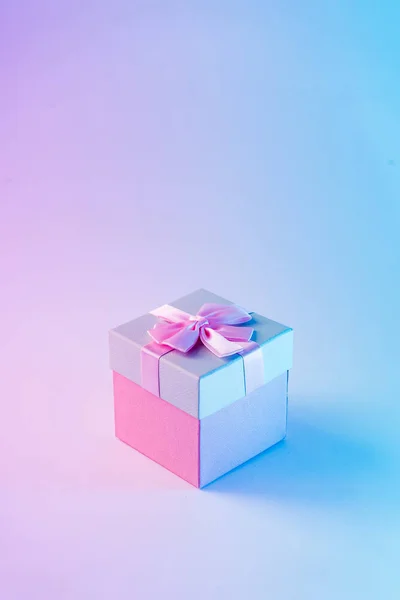 Κουτί Δώρου Ζωντανή Έντονα Ντεγκραντέ Ολογραφική Χρώματα Χριστούγεννα Τέχνη Έννοια — Φωτογραφία Αρχείου