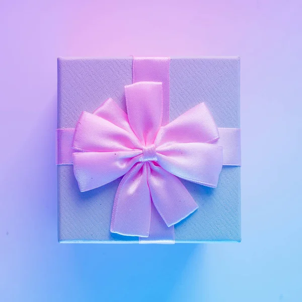 Κουτί Δώρου Ζωντανή Έντονα Ντεγκραντέ Ολογραφική Χρώματα Χριστούγεννα Τέχνη Έννοια — Φωτογραφία Αρχείου