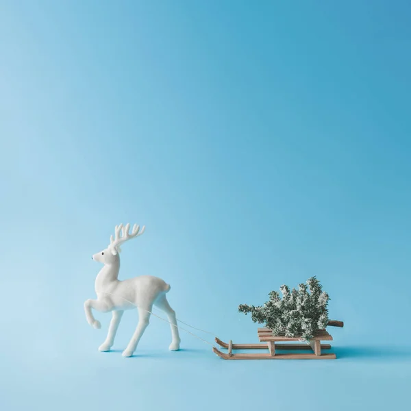 圣诞老人驯鹿玩具拉雪橇与圣诞树 最小的新年概念 创意寒假理念 — 图库照片