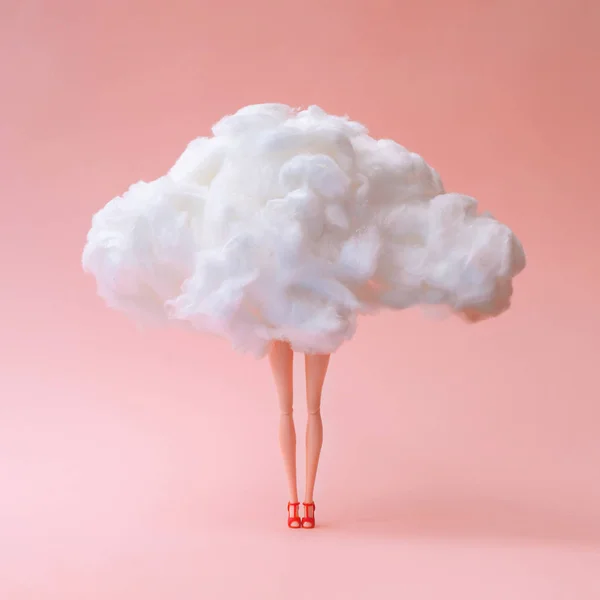 Muchacha Piernas Muñeca Una Nube Esponjosa Contra Fondo Color Coral — Foto de Stock