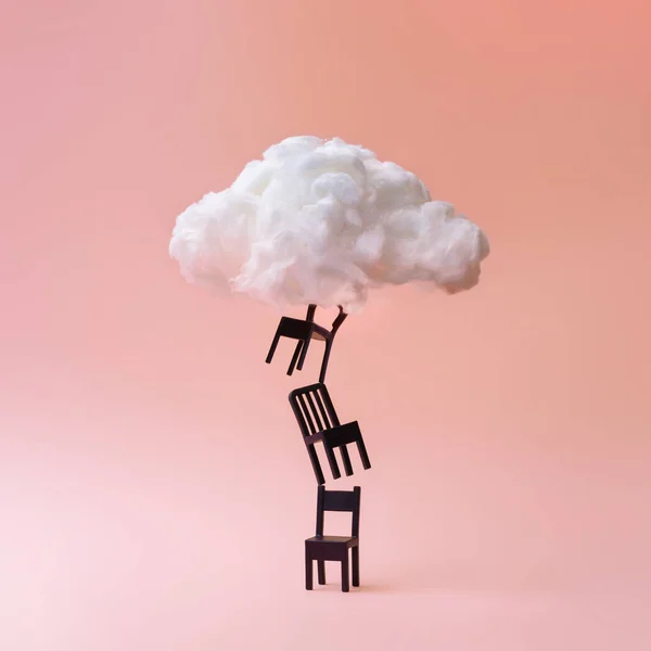 Cadeiras Empilhadas Com Nuvem Contra Fundo Cor Coral Contexto Conceito — Fotografia de Stock