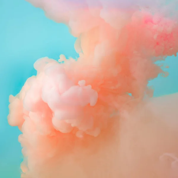 蓝色背景上抽象柔和的粉红云的流体组成 — 图库照片