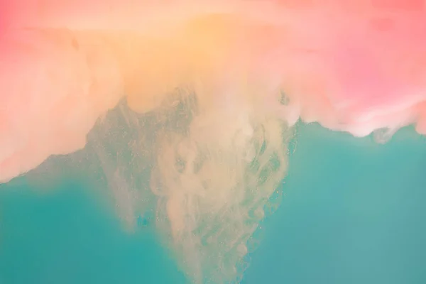 蓝色背景上抽象柔和的粉红云的流体组成 — 图库照片
