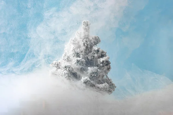 Árbol Navidad Cubierto Nieve Una Nube Blanca Sobre Fondo Azul —  Fotos de Stock