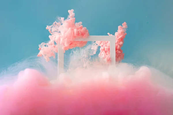 Cornice Bianca Con Nuvole Corallo Pastello Sfondo Blu Composizione Fluida — Foto Stock