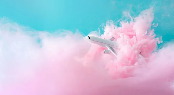 Passagerare Jet Flygplan Leksak Flyger Genom Pastell Rosa Moln Resor — Stockfoto
