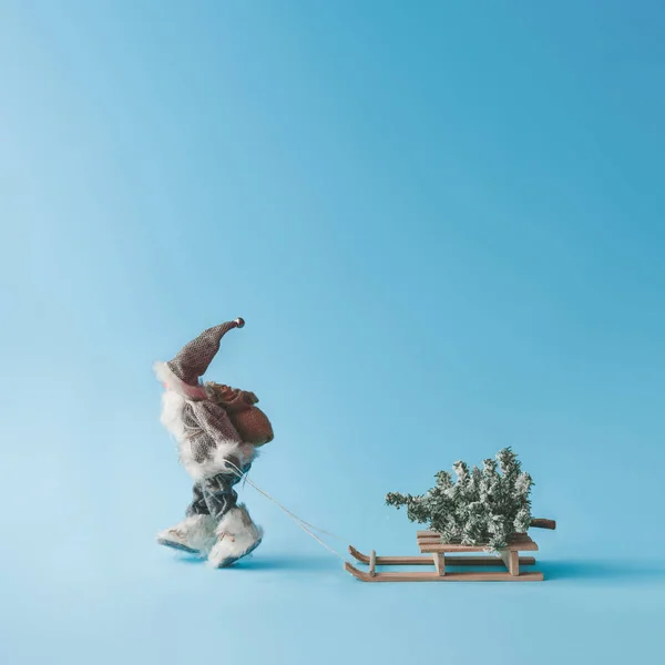 Santa Claus Trekken Slee Met Cristmas Boom Minimale Nieuwjaar Concept — Stockfoto