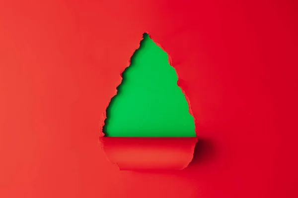 Forma Árbol Navidad Hecho Con Papel Rojo Verde Fondo Mínimo — Foto de Stock