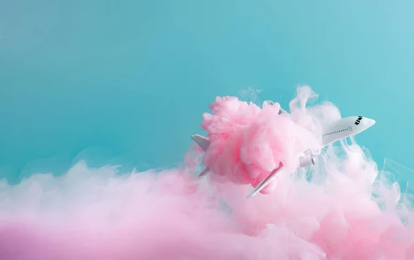 客机飞机玩具在柔和的粉红色云中飞行 旅游理念 — 图库照片