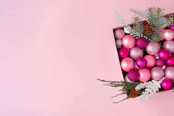Composición Navideña Con Caja Llena Decoración Año Nuevo Mesa Rosa —  Fotos de Stock