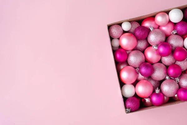 Vánoční Složení Krabice Plné Novoroční Dekorace Pastelově Růžové Tabulka — Stock fotografie