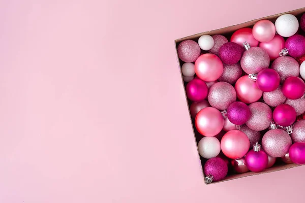 Kerst Samenstelling Met Doos Vol Met Nieuwjaar Decoratie Pastel Roze — Stockfoto