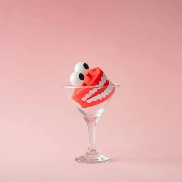 Vidrio Martini Con Dientes Juguete Plástico Sobre Fondo Pastel Rosa —  Fotos de Stock