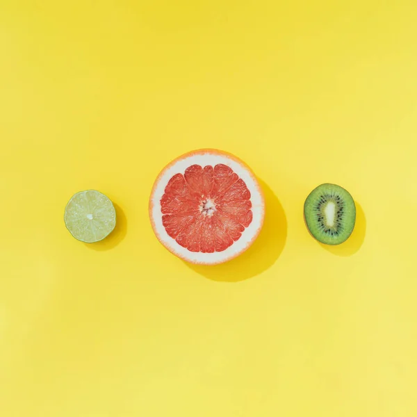 Toranja Vermelha Com Limão Kiwi Fundo Amarelo Pastel Conceito Mínimo — Fotografia de Stock