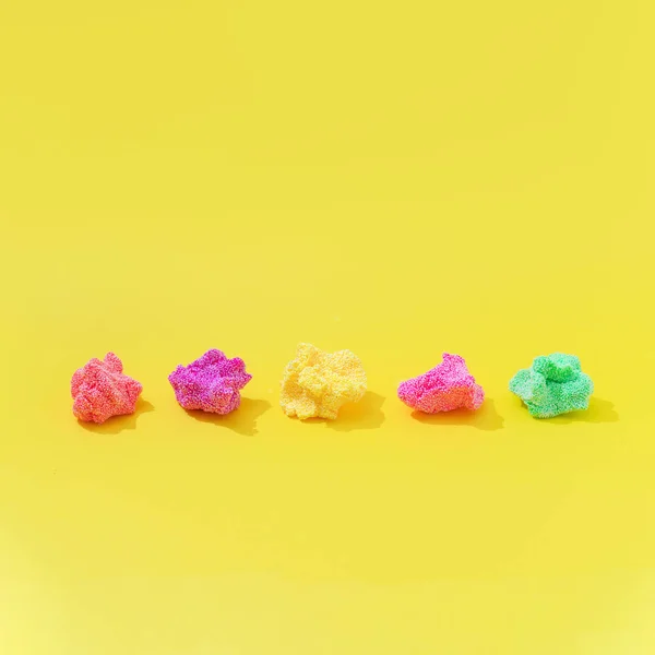 Kleurrijke Slijm Heldere Gele Achtergrond Minimale Creatieve Kunst Concept — Stockfoto