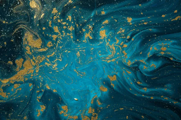 黄金のきらめきの粉と抽象的なブルー ペイントの背景 — ストック写真