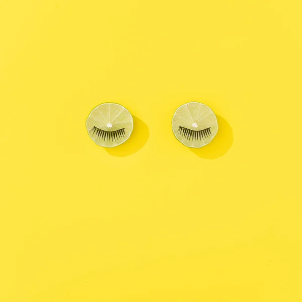 Kalk Fruit Met Wimpers Gele Achtergrond Minimale Concept — Stockfoto