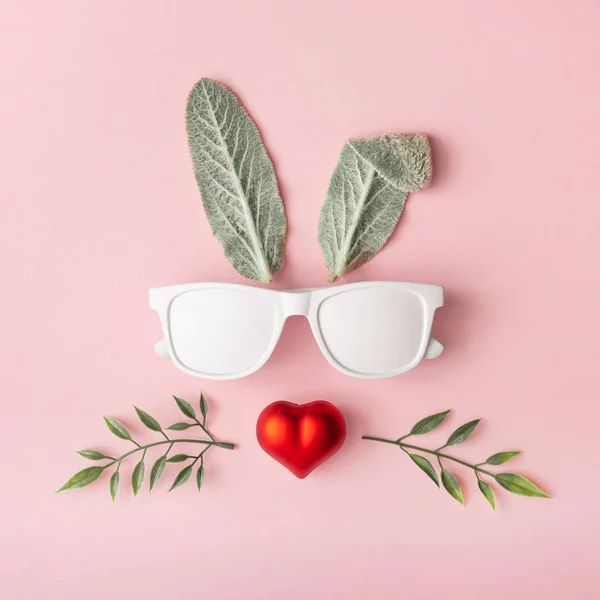 Hasengesicht Aus Naturgrünen Blättern Mit Sonnenbrille Und Rotem Herz Auf — Stockfoto