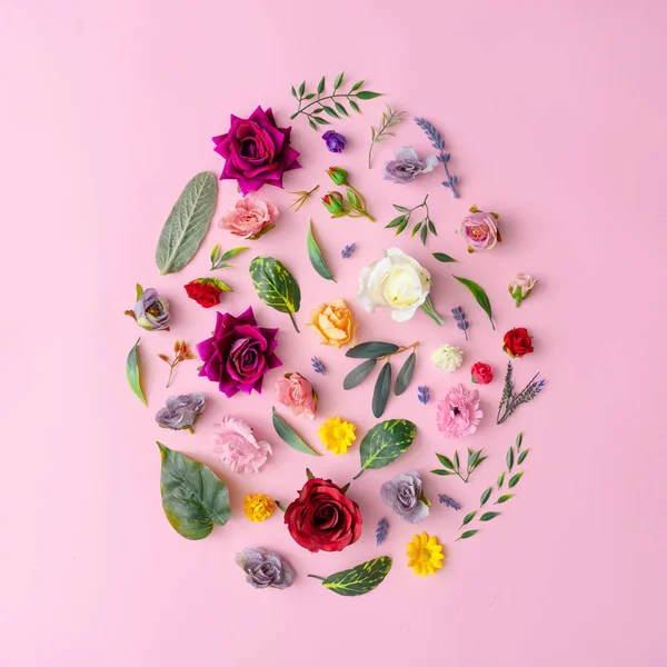 Pisanka Kształcie Wykonane Wiosennych Kwiatów Liści Tle Różowy Pastel Koncepcja — Zdjęcie stockowe