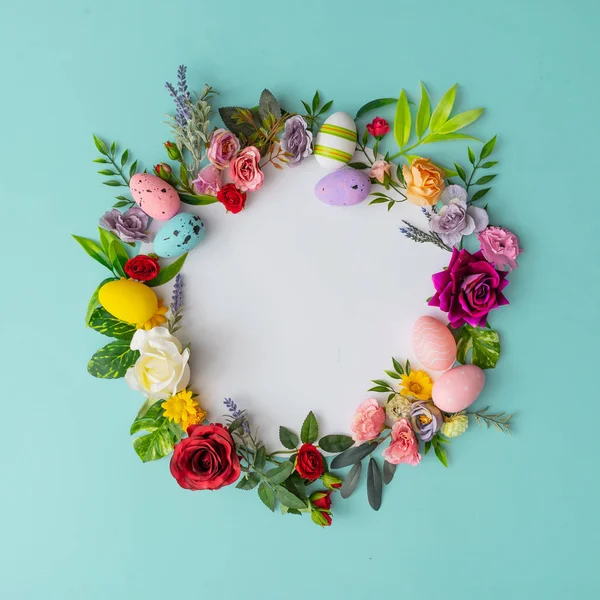 Ghirlanda Pasqua Fatta Fiori Primaverili Colorati Foglie Con Uova Pasqua — Foto Stock