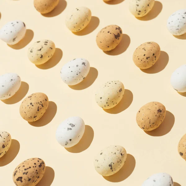 Composición Mínima Huevos Pascua Sobre Fondo Amarillo Pastel Concepto Vacaciones — Foto de Stock