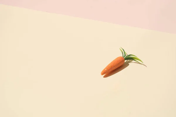 Морковь Пастельно Розовом Желтом Фоне Пасхальная Концепция — стоковое фото