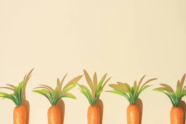 Весняний Мінімальний Склад Моркви Пастельному Жовтому Тлі Великодня Концепція — стокове фото