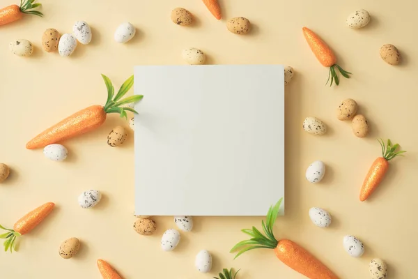 Ostereier Und Karotten Mit Papierkartennotiz Auf Pastellgelbem Hintergrund Osterferienkonzept — Stockfoto