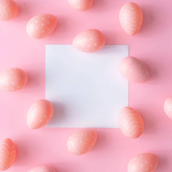 Beyaz Kağıt Kart Notu Ile Pastel Masada Pembe Paskalya Yumurtası — Stok fotoğraf