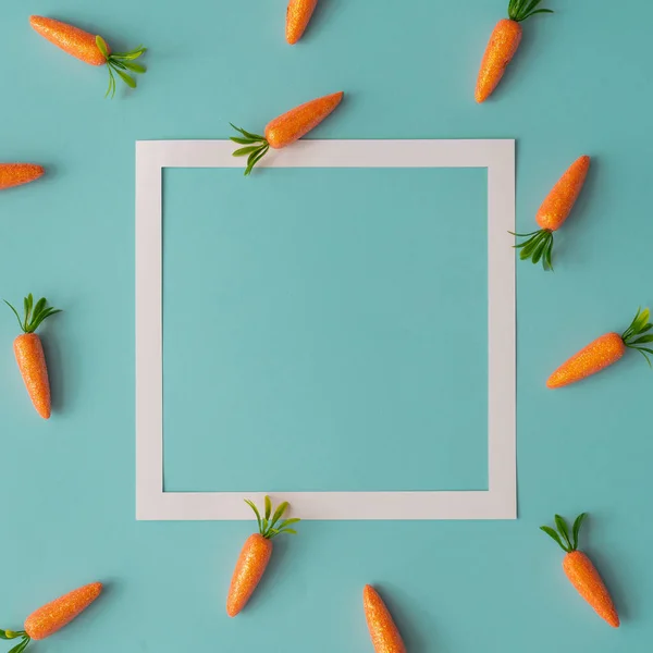 Easter Pattern Made Carrots White Frame Bright Blue Background Creative — Stock Photo, Image