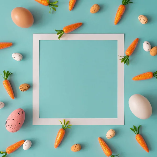 Composición Pascua Hecha Con Huevos Coloridos Zanahorias Con Marco Blanco — Foto de Stock