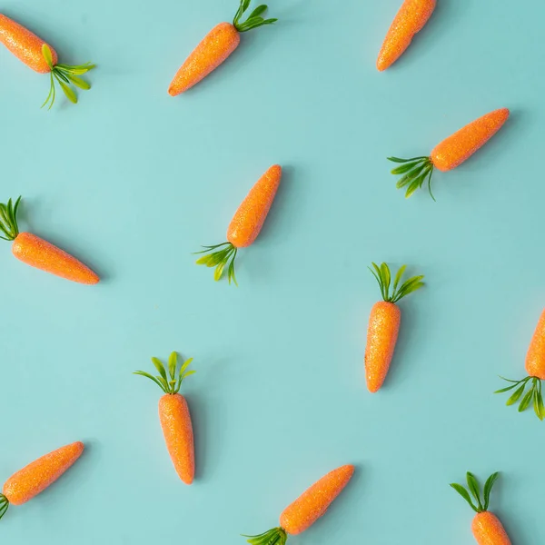 Patrón Pascua Hecho Con Zanahorias Sobre Fondo Azul Brillante Concepto — Foto de Stock