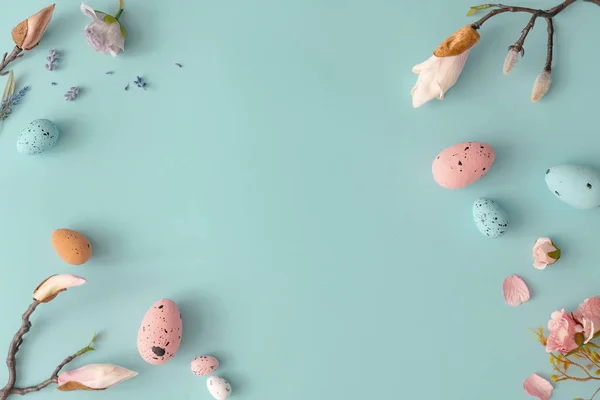 Composición Pascua Hecha Con Flores Huevos Sobre Fondo Azul Brillante —  Fotos de Stock