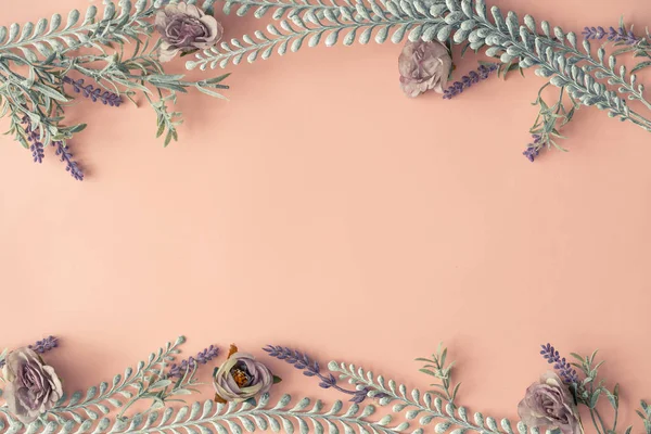 Layout Creativo Realizzato Con Fiori Primaverili Foglie Sfondo Rosa Pastello — Foto Stock