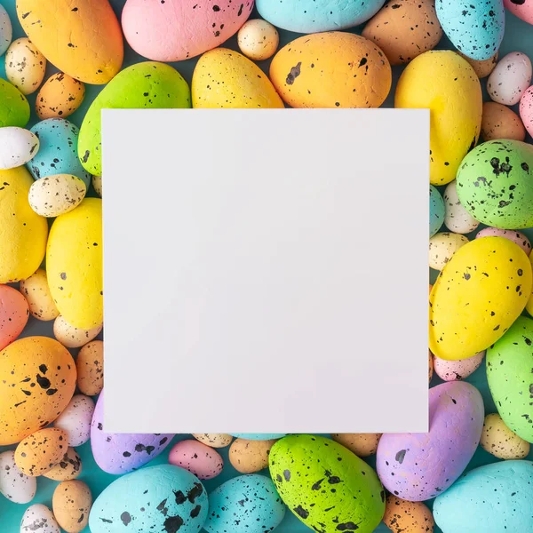 Пасхальной Композиции Разноцветных Яиц Белой Бумажной Карточки Концепция Творческого Праздника — стоковое фото