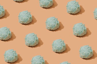 Pastel mavi dondurma kepçe desen kahverengi arka plan üzerinde. Minimal yaz gıda konsepti