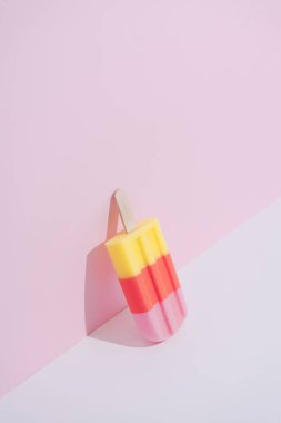 Pastel pembe arka plan üzerinde renkli Dondurma popsicle. Minimal yaz konsepti 