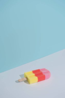 Pastel mavi arka plan üzerinde renkli Dondurma popsicle. Minimal yaz konsepti 