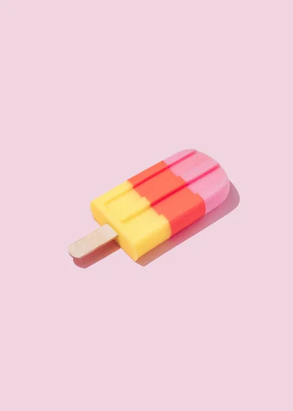 五颜六色的冰淇淋冰棒在柔和的粉红色背景 最小的夏季概念 — 图库照片