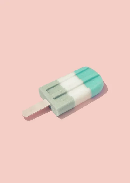 Pastel Pembe Arka Plan Üzerinde Renkli Dondurma Popsicle Minimal Yaz — Stok fotoğraf
