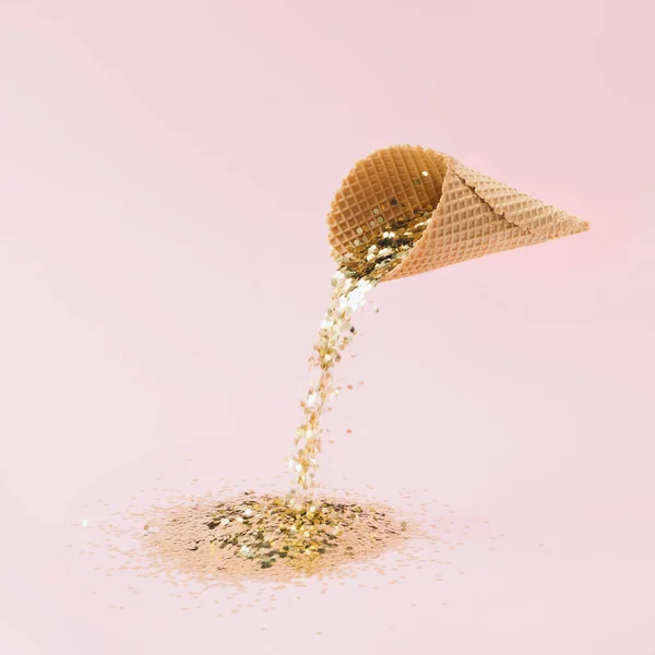 Sorvete Com Glitter Dourado Sobre Fundo Rosa Pastel Conceito Mínimo — Fotografia de Stock